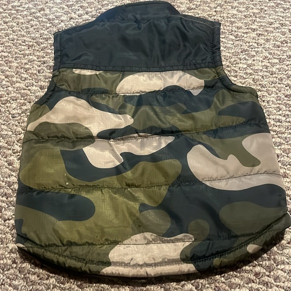 Oshkosh vest size 2T - Picture 2 of 5